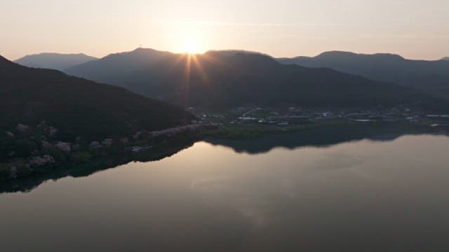 고요한 산 호수 위의 일출