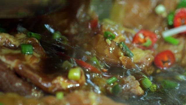 뜨거운 그릴판에 고기 요리