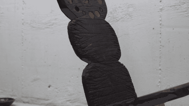 정교한 조각이 있는 나무 조각상