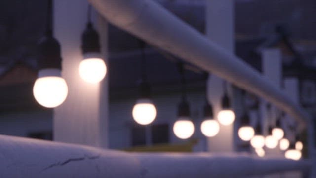 울타리에 조명이 켜진 저녁 거리 풍경