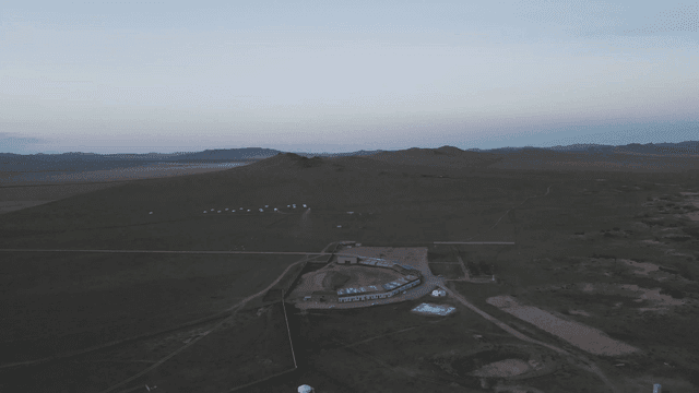 유르트와 평야가 있는 광활한 풍경