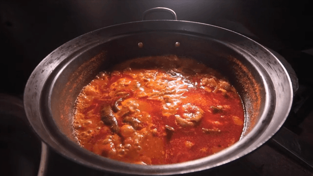 솥에서 끓고 있는 매운 찜닭