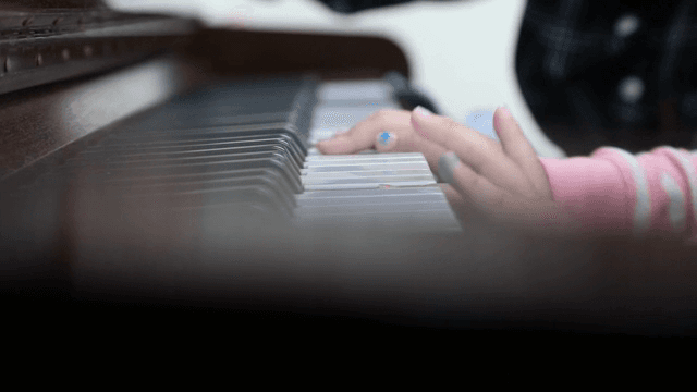 피아노를 치는 아이의 손