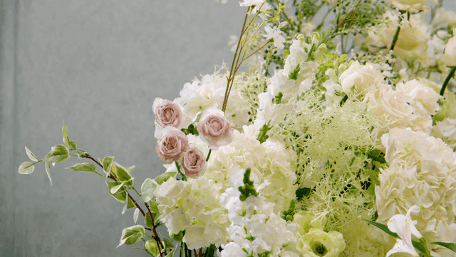 흰색과 분홍색 꽃다발