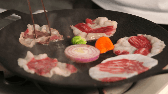 Vegetables and beef grilled on pan