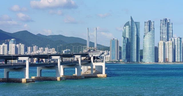 정면에서 바라본 광안대교의 낮부터 밤까지의 분주한 풍경