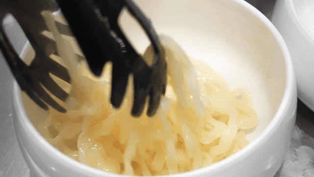 Tongs for putting noodles into bowl