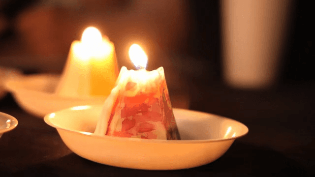 어두운 방에서 부드럽게 타는 촛불