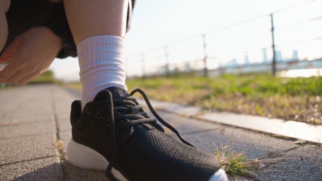 신발끈을 묶는 사람