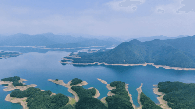 푸른 산으로 둘러싸인 넓은 호수