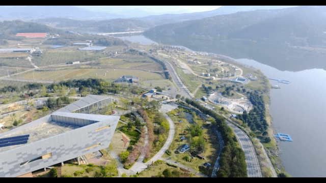 강가의 현대적인 건물의 경치