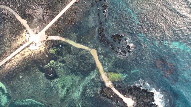 바위 해안선의 항공 뷰