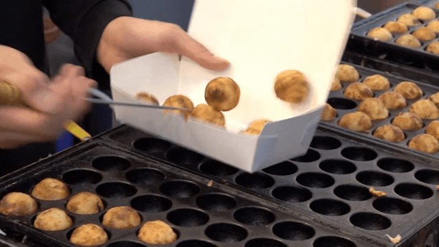 타코야키를 상자에 담는 모습