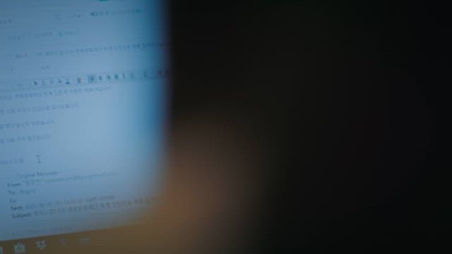 컴퓨터 화면을 보는 어깨너머 시점