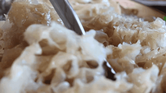 집게로 집는 전골 속 백목이버섯