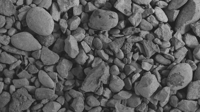 다양한 크기와 모양의 돌들