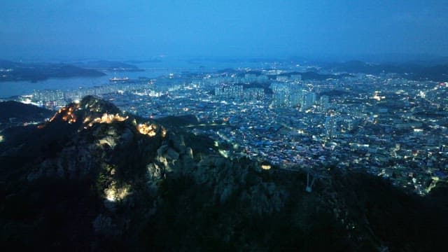 해질녘 불빛이 켜진 산과 도시 풍경