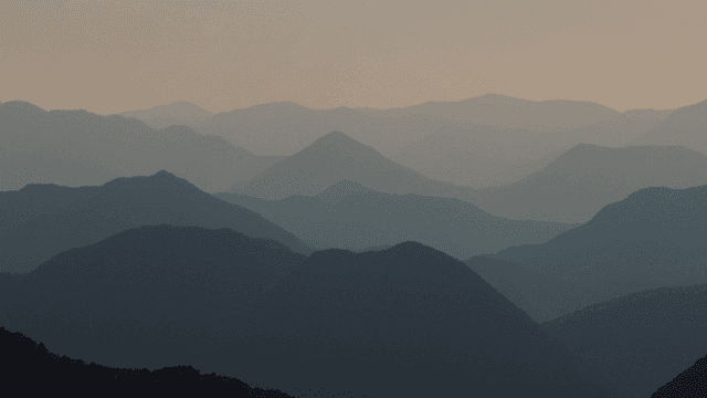 겹겹이 이어진 산 능선 경치