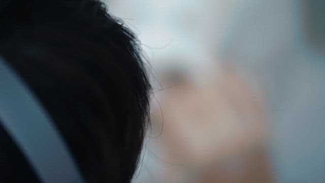 두개골 모형을 사용해 사람의 얼굴을 복원하는 사람