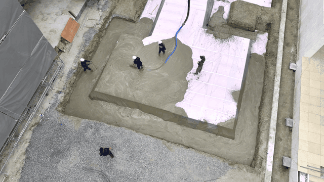 콘크리트를 붓는 건설 작업자들