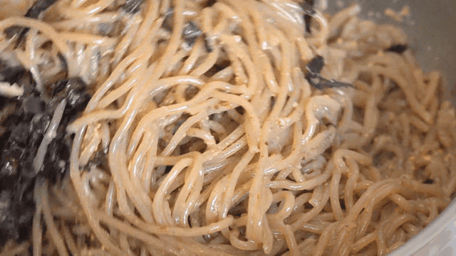 Mixing in bowl perilla oil buckwheat noodles