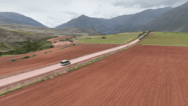 농지와 산을 지나는 시골 도로