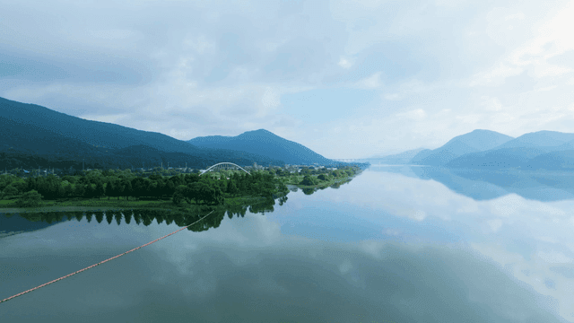 산으로 둘러싸인 고요한 강