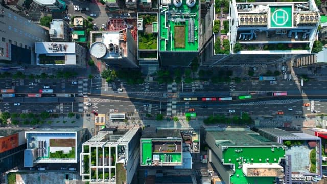 고층 건물과 도로가 있는 번화한 도시