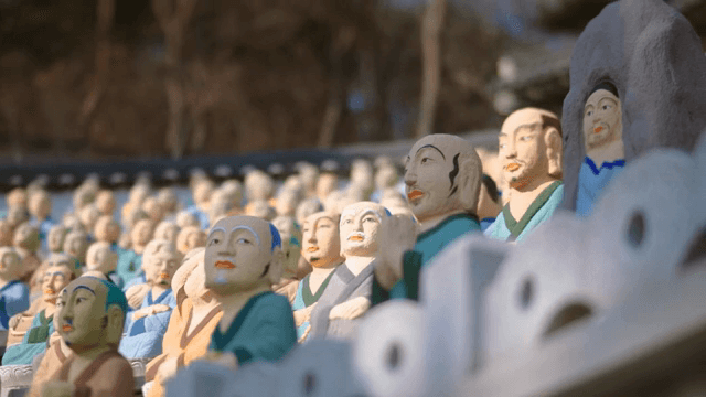 절 안에 있는 스님 조각상들