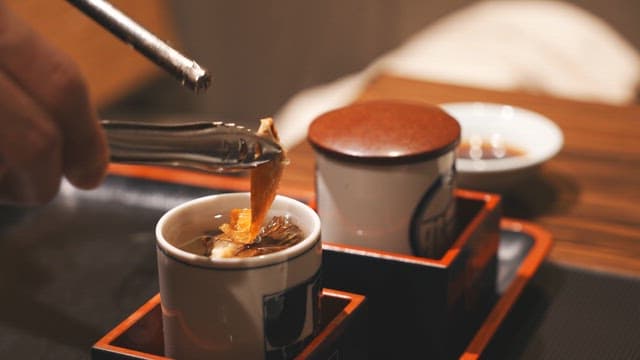 잔에 든 사케를 준비하는 사람