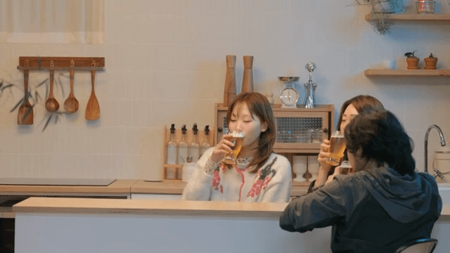 함께 맥주를 즐기며 건배하는 친구들