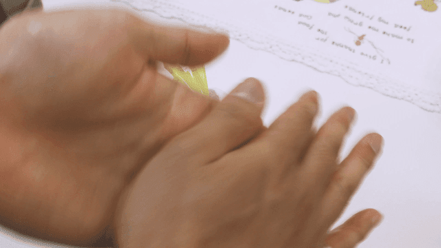 손에 손 소독제를 바르는 모습
