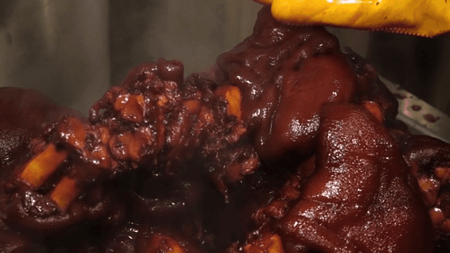 갓 삶은 족발이 담겨지는 모습