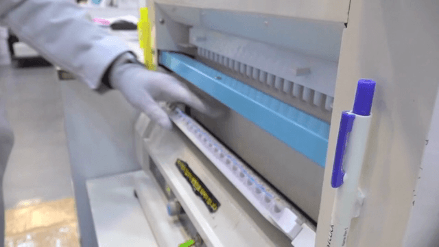 가공된 물건을 빠르게 정리하는 사람