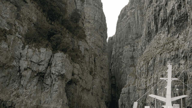 Narrow passage between high cliffs