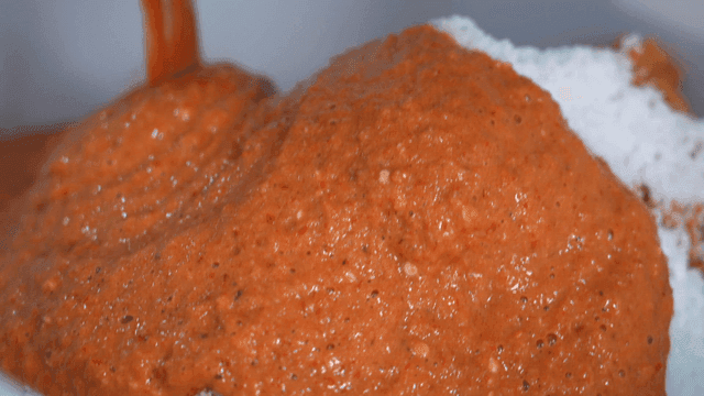 재료 위에 부어지는 매운 양념