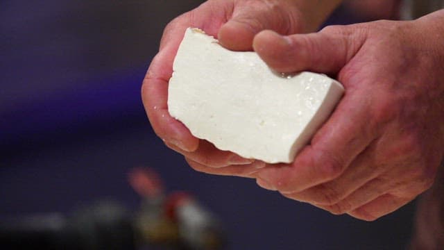 손으로 두부를 잡고 부수기