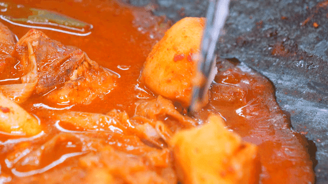 Chopsticks for splitting potatoes in spicy braised chicken