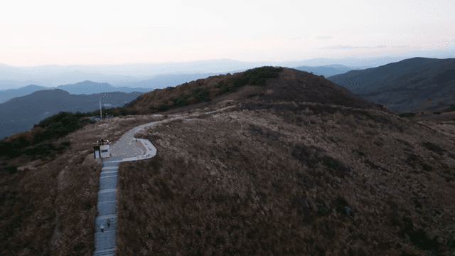 가을 단풍이 있는 산 풍경