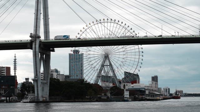 강가의 다리와 관람차가 보이는 도시 풍경