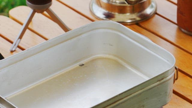 야외에서 금속 용기에서 요리를 위해 만드는 빨간 양념