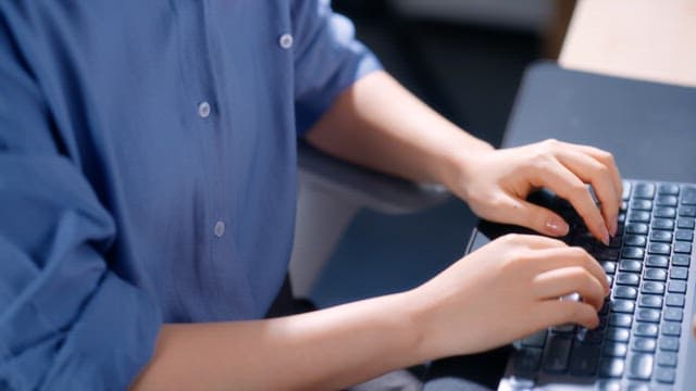 사무실에서 키보드를 치는 사람