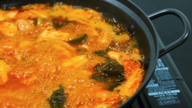 보글보글 끓는 매콤한 찌개