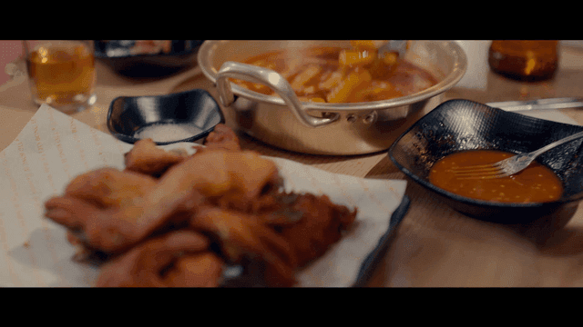 테이블 위의 치킨과 떡볶이