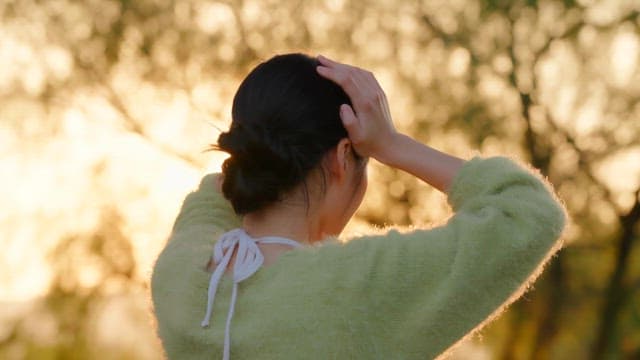 공원에서 다투는 여성