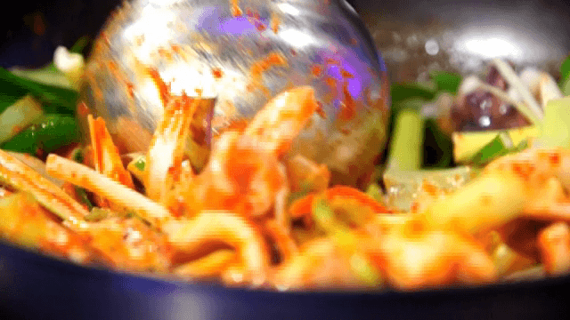 매운 양념에 오징어와 대파 볶기