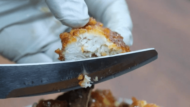 가위로 잘라서 보여주는 닭강정 단면