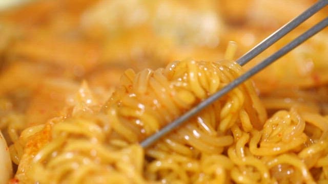 매콤한 라볶이의 윤기나는 라면 한 젓가락