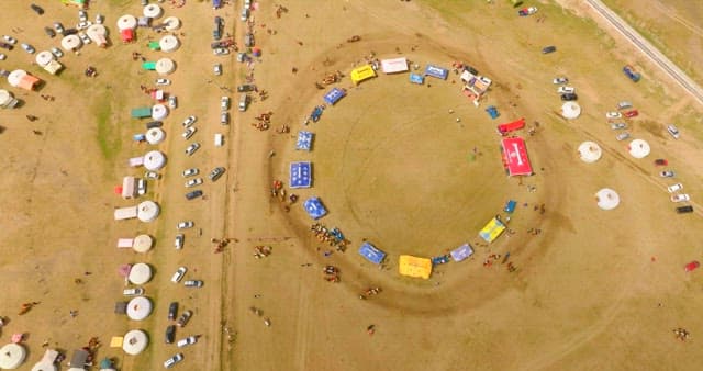 넓은 들판에서의 전통 축제