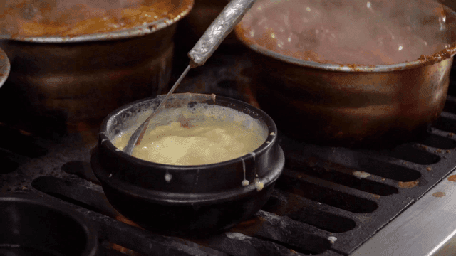 Steamed eggs and stew in clay pot